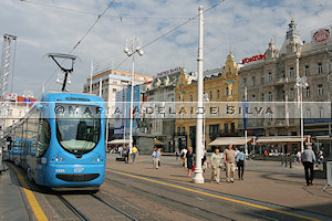 Zagreb · bonde na Praça Ban Jelačić · tram at Ban Jelačić Square