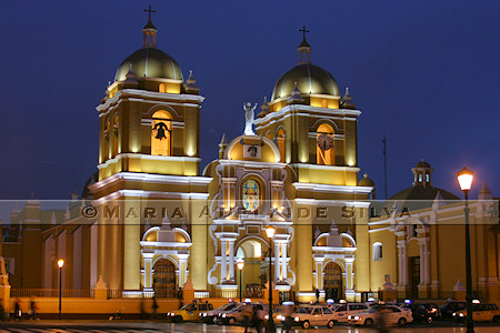 Trujillo - catedral ao anoitecer - cathedral at dusk